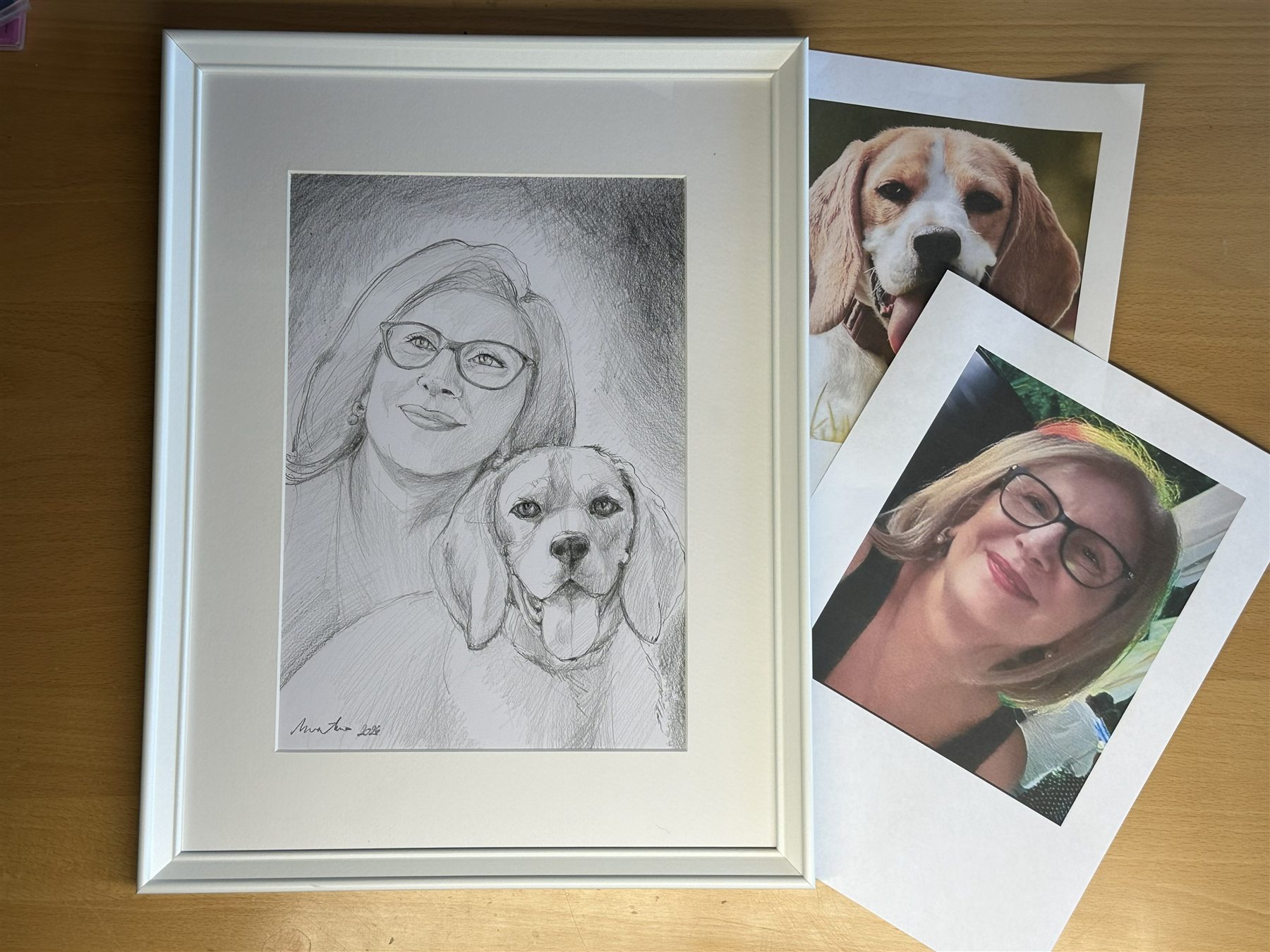 Fertig gerahmtes Bleistiftportrait neben der Arbeit im Atelier.