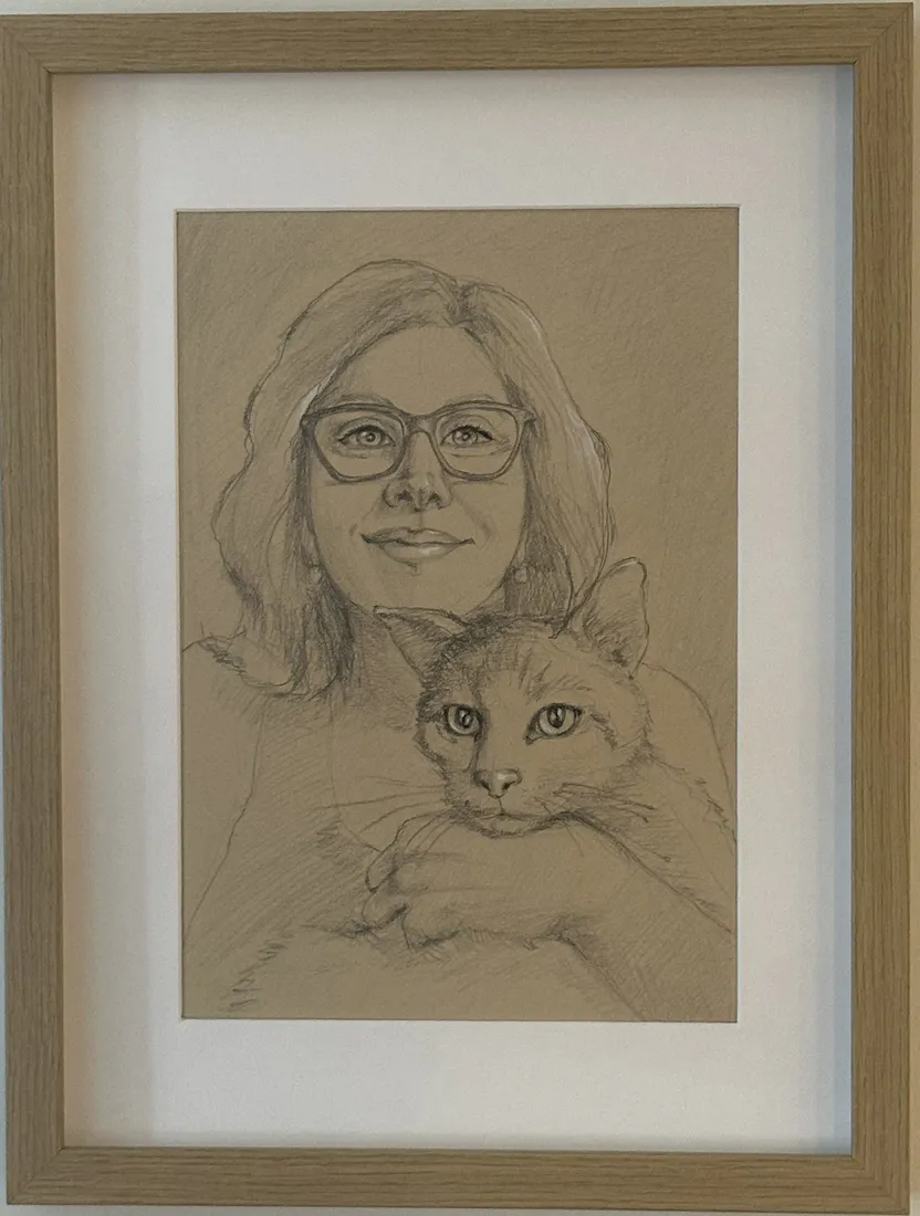 Gerahmtes Bleistiftportrait einer Person mit Katze nach Referenzfotos.