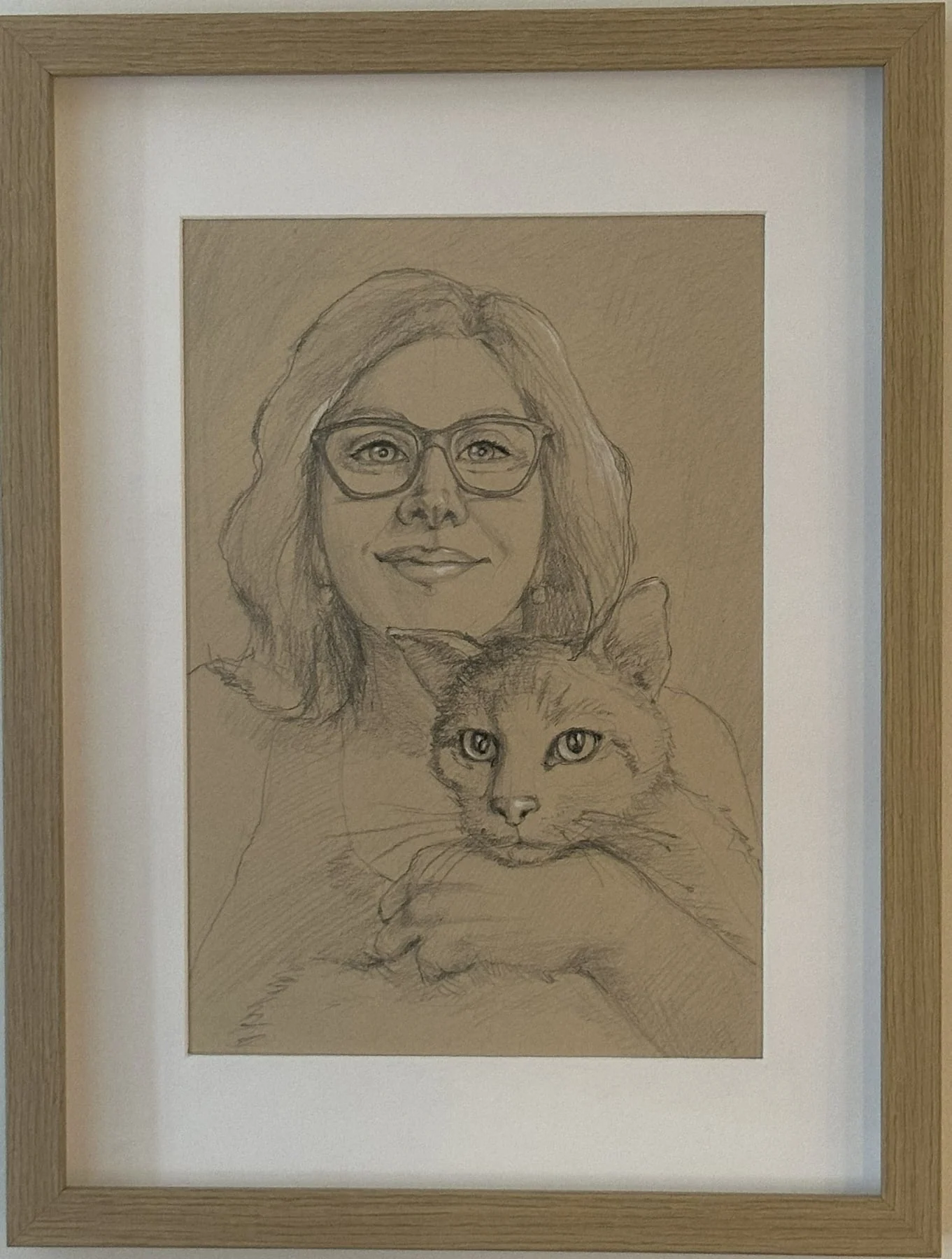 Gerahmtes Bleistiftportrait einer Person mit Katze nach Referenzfotos.